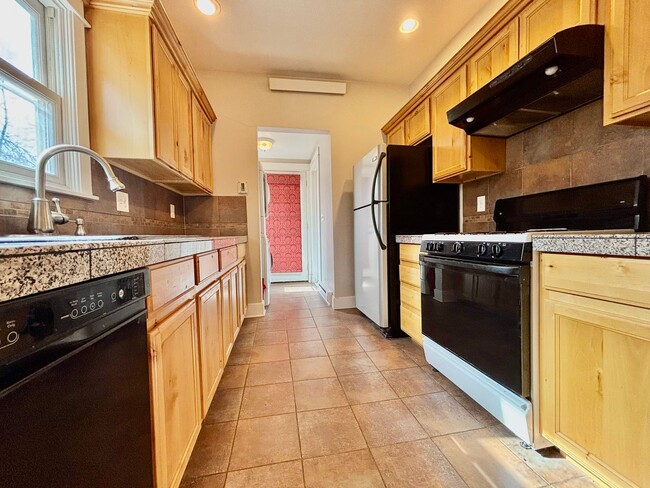 Building Photo - Spacious and Bright 1 Bed 1 Bath Duplex in...