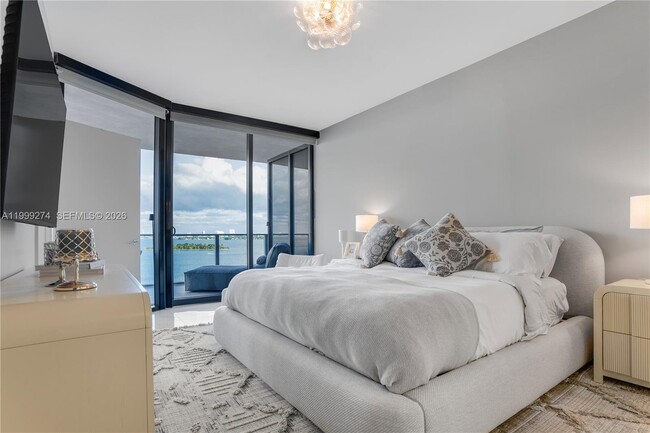 Building Photo - 700 NE 24th St