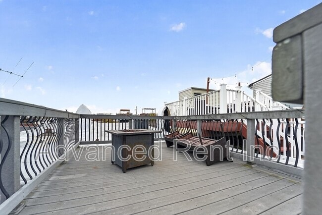 Building Photo - 528 S Curley St