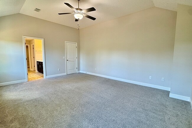 Building Photo - AVAILABLE EARLY DECEMBER (Small Pets Only)