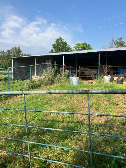 Building Photo - 425 Private Rd 816