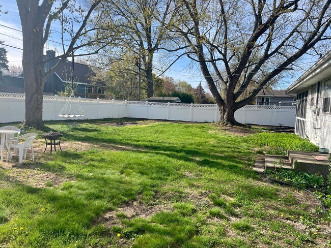 Building Photo - 3-bedroom, 1.5 bathroom unfurnished home in Saint Joseph