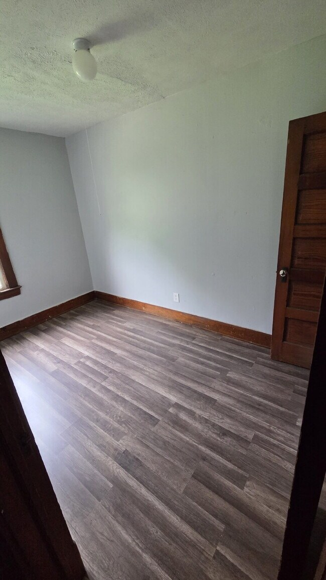 Building Photo - 3 Bedroom with Finished Attic Space/4th Room!