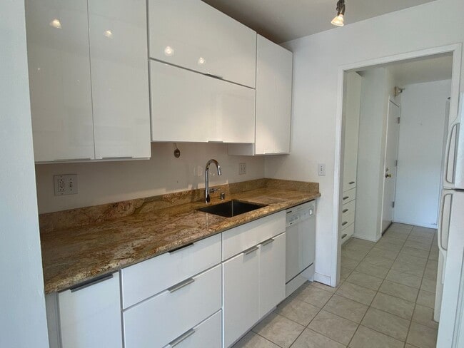 Building Photo - One Bedroom Condo Available in Watergate Community/Emeryville!