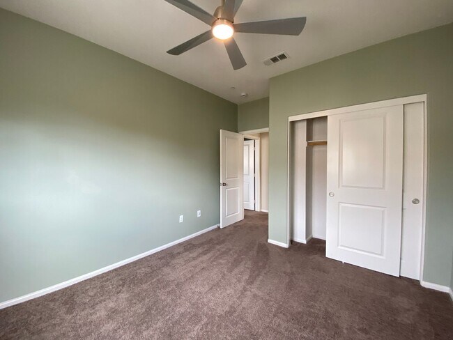 Building Photo - Beautiful 5 Bedroom/3 Bath Oceanside Home in Dixie Village