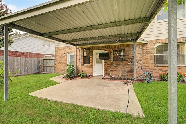 Building Photo - 10840 Sycamore Dr N