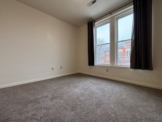 Building Photo - Uptown Apartments