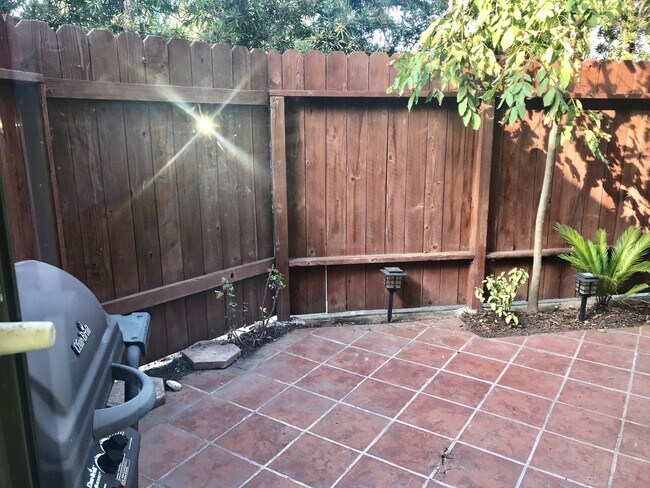 Building Photo - Beautiful and spacious multilevel townhouse in model home condition