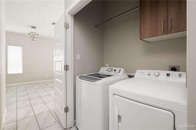 Building Photo - 16 Las Vistas Ln