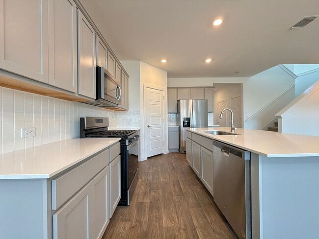 Building Photo - 2901 Louris Ln