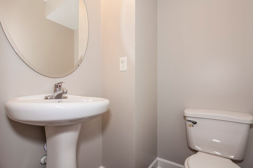 Building Photo - 1021 Ramsgate Dr SW