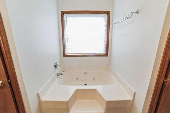 Building Photo - 487 Ravinia Way