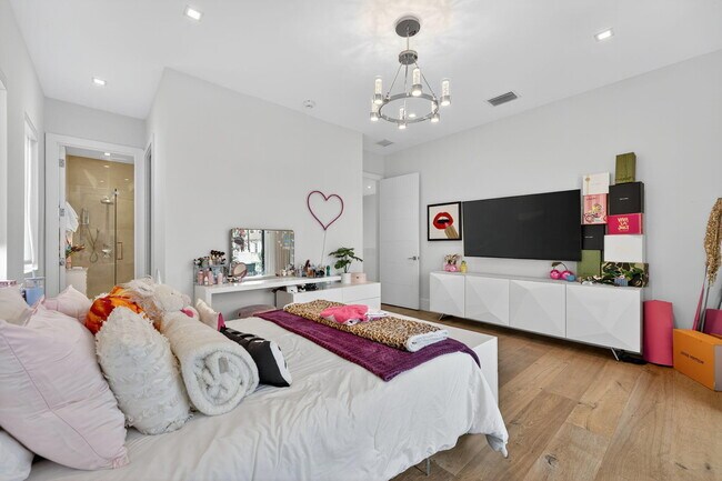 Building Photo - 785 NE 70th St