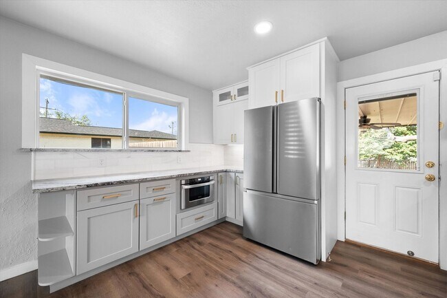 Building Photo - Kennedale Beauty