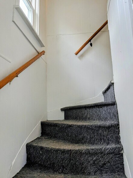 Upstairs - 1410 Hamilton St SW
