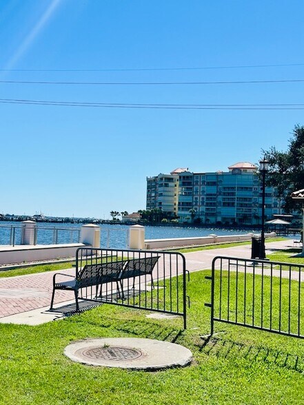 Building Photo - 7 Oak St