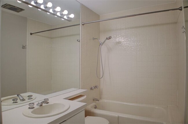 Building Photo - Beautiful Ranch-Style Rental in Marion Gar...