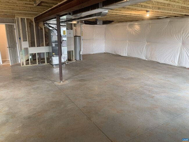 Building Photo - 758 Round Hill Rd