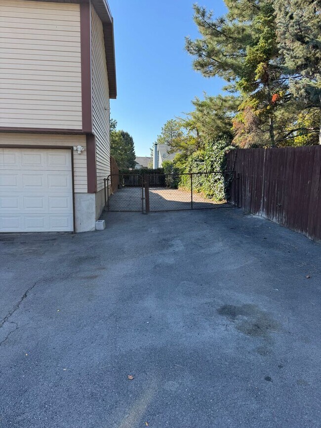 Building Photo - Beautiful 4-Bedroom, 2-Bath Home with Clas...
