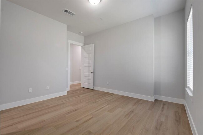 Building Photo - 1109 Saffira-