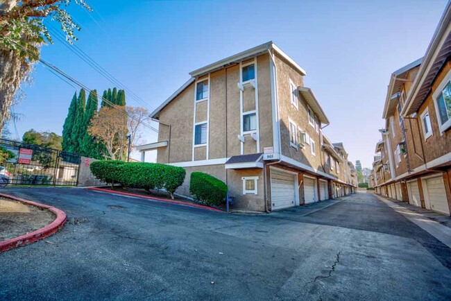 Building Photo - Remodeled  2bedroom and 2bathroom Condo Un...