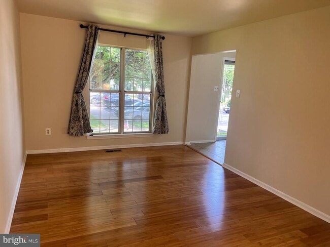 Building Photo - 13 Dinsdale Ct