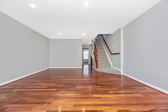 Building Photo - 618 Cawley Dr