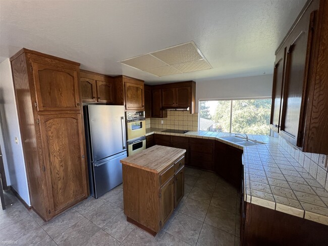 Building Photo - 4 br, 2.5 bath House - 16245 Jackson Oaks ...
