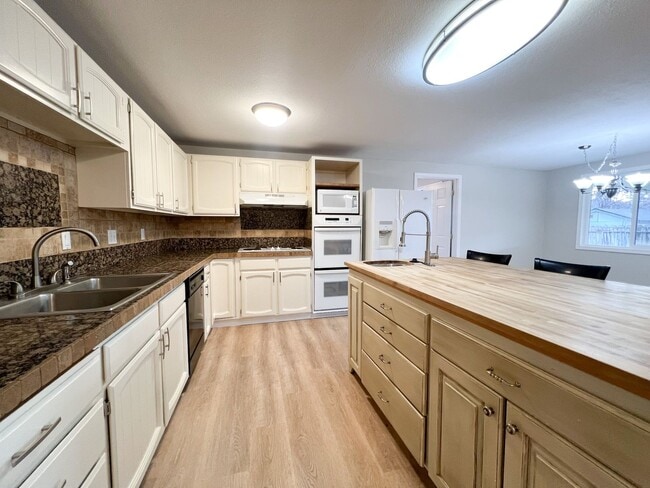 Building Photo - 3 Bedroom, 2 bath 1836 sqft House in Sunset Village