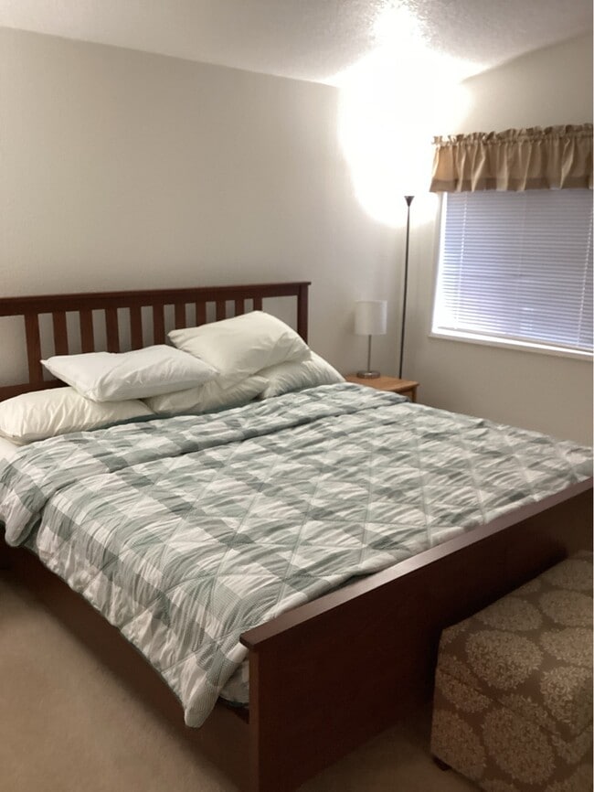 Building Photo - 365 SW Pacific View St