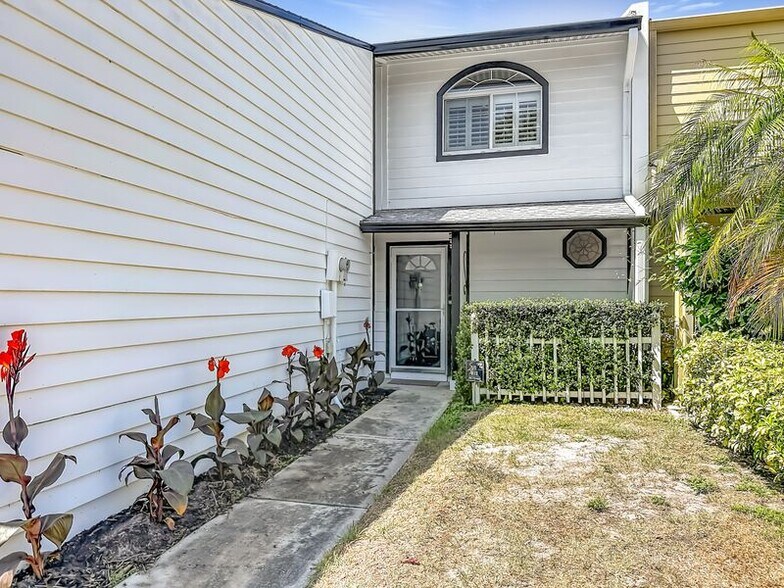 Building Photo - 8733 Bay Pointe Dr