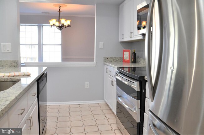 Building Photo - 3311 Lakeside View Dr