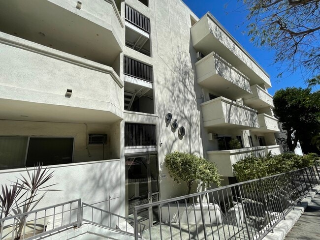 Building Photo - 960 Larrabee St