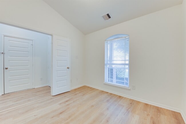 Building Photo - 2410 Lakecrest Town Dr