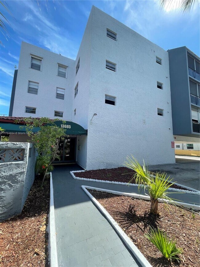 Building Photo - 13685 NE 10th Ave