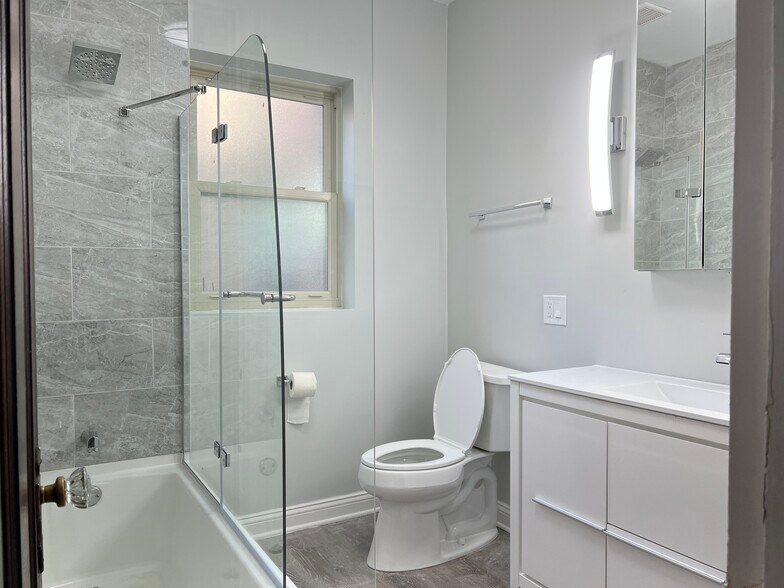 Bathroom - 9434 S Justine St