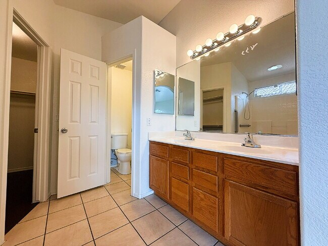 Building Photo - Stylish 1-story 1,301 Sq. Ft. House in Inv...