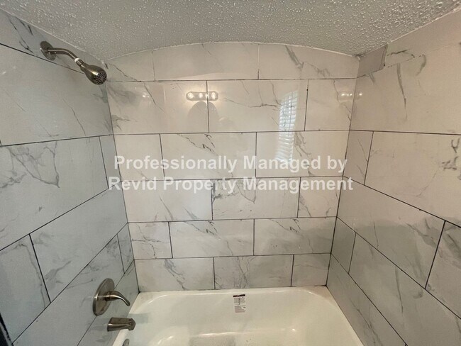 Building Photo - 1137 Catalina St