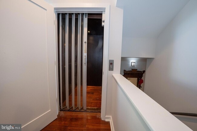 Building Photo - 601 Poplar St