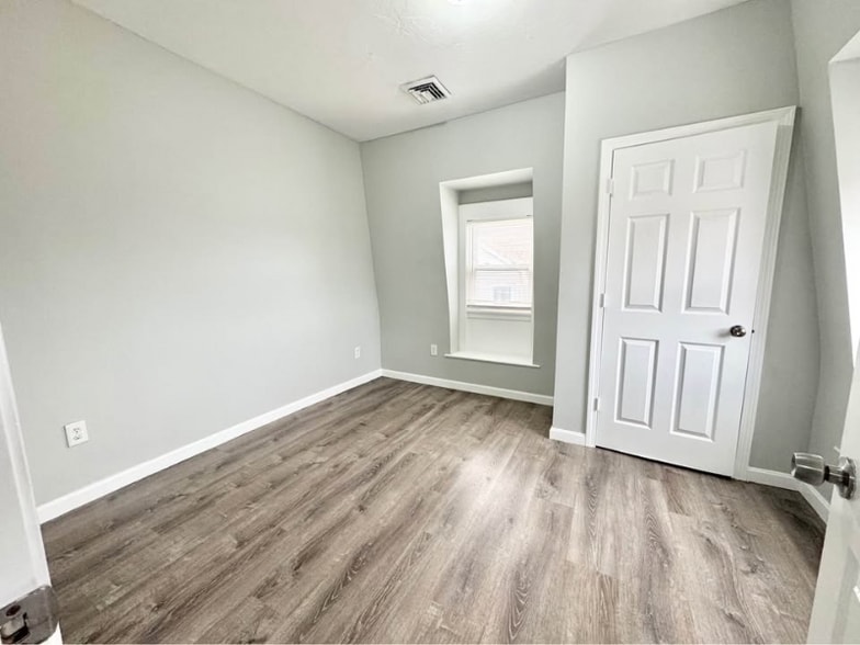 Building Photo - 31 Channing St