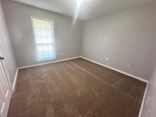 Building Photo - Spacious 4/2 on Corner Lot for Rent in Bra...