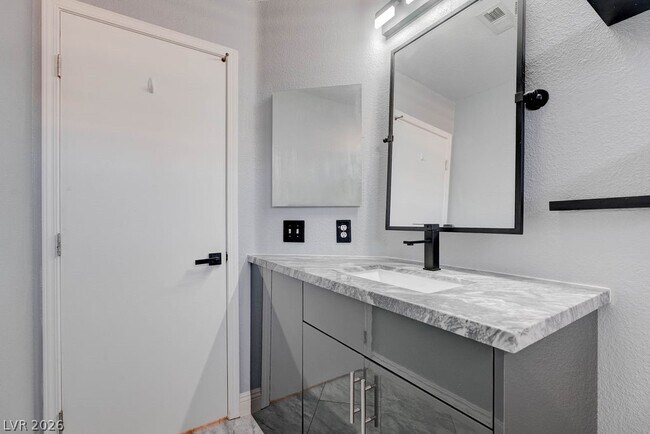 Building Photo - 879 Cozy Valley St