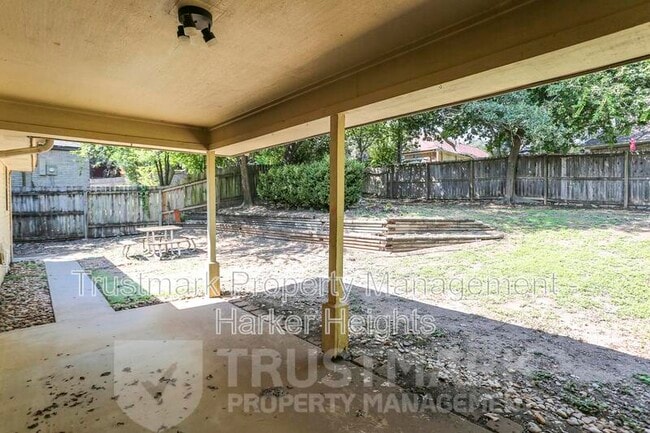 Building Photo - 800 Silver Creek Dr