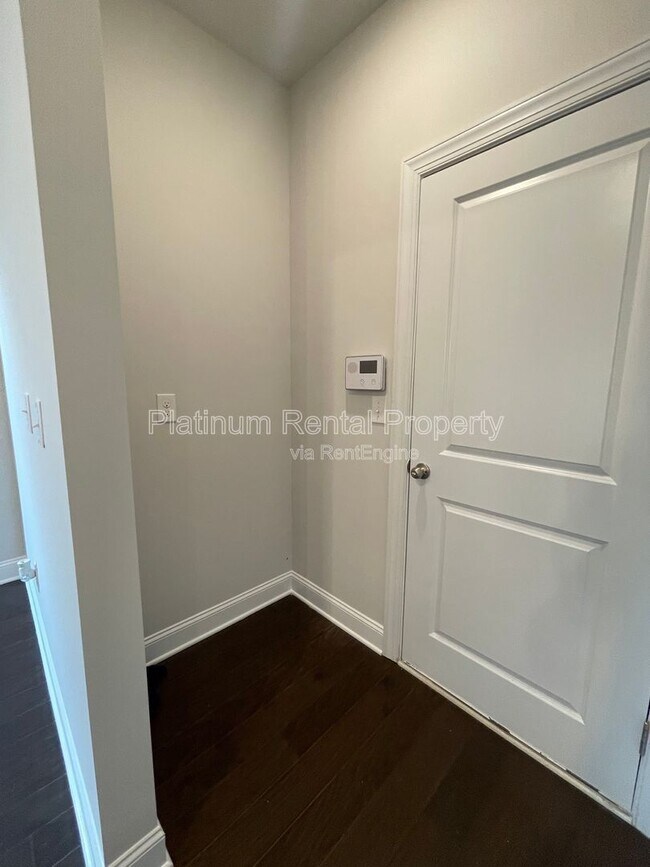 Building Photo - 1825 Dahlia Dr