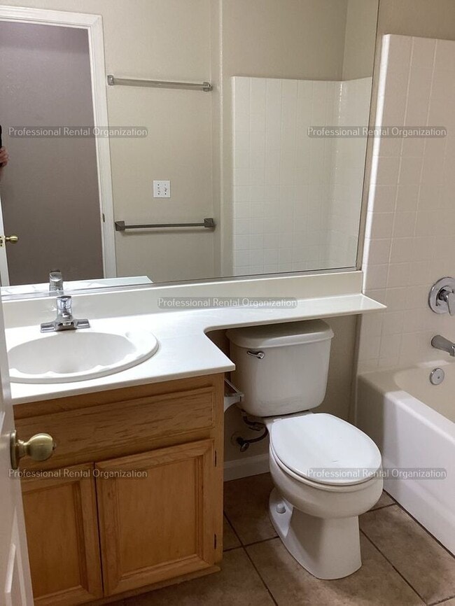 Building Photo - Large family home in desirable area