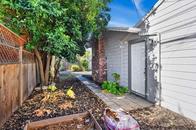 Building Photo - 4311 Cabrillo Way
