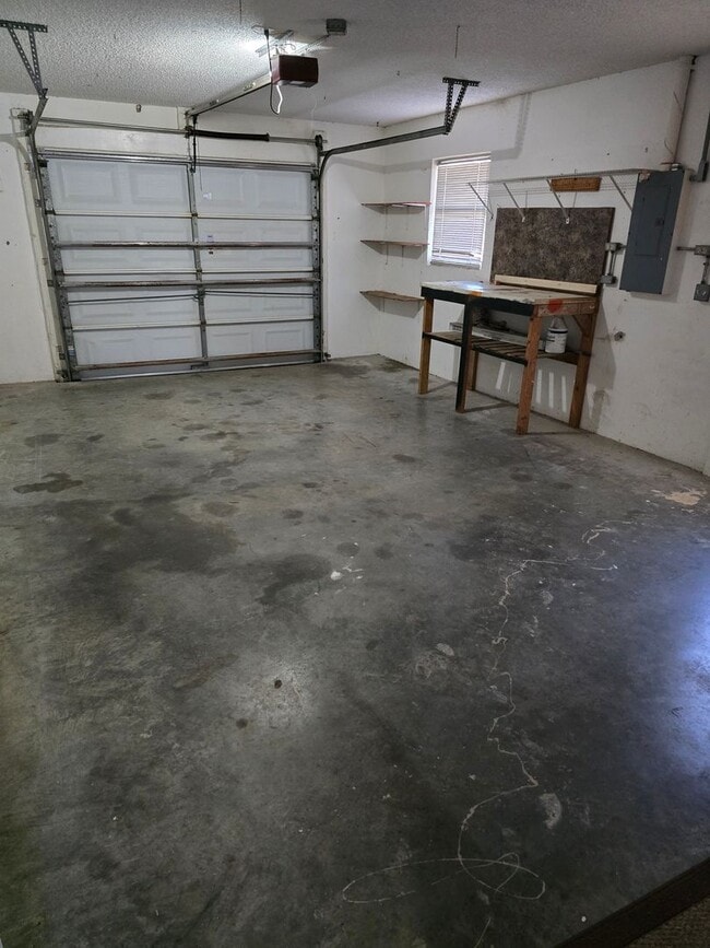 Building Photo - Gorgeous 3/2/1 on Large Property