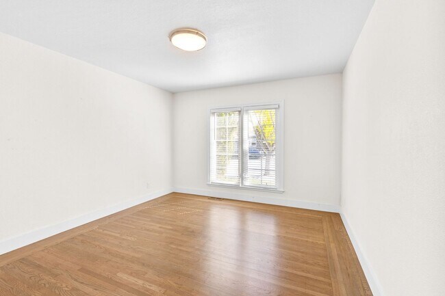 Building Photo - Charming & Spacious Single Family Home