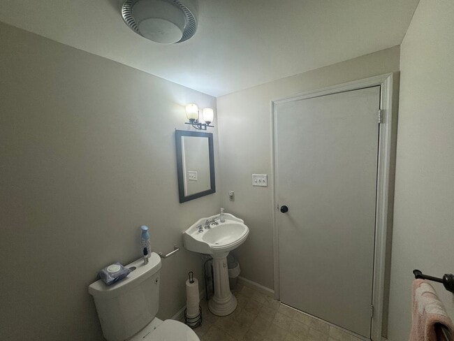 Building Photo - Spacious 3 bedroom 2.5 bathroom Duplex