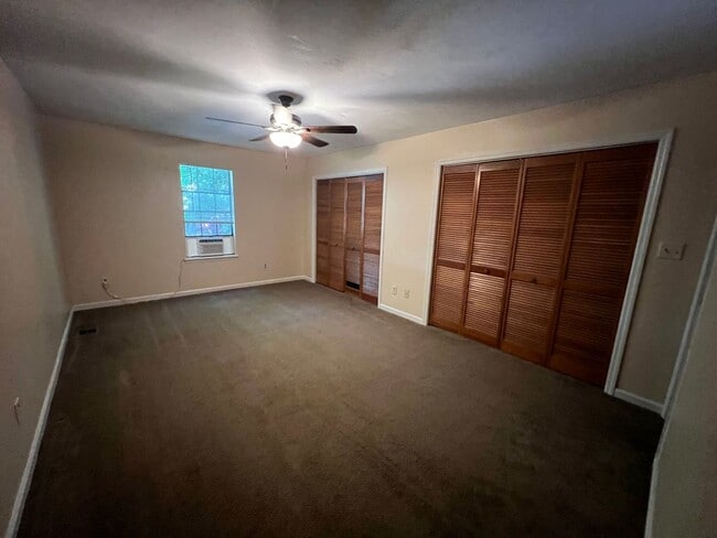 Building Photo - Cute 2 bedroom 2 bathroom townhome close t...